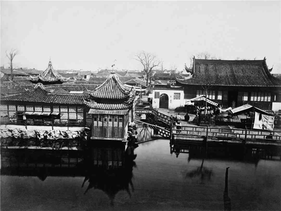19世纪80年代，南京秦淮河畔酒楼茶坊。